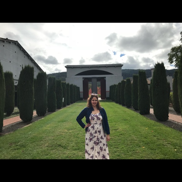 Meet your Posher, Dalia. Lived all over the world. - Picture 5 of 5